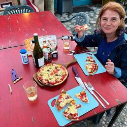 Selbstgemachte Pizza aus dem Holzofen