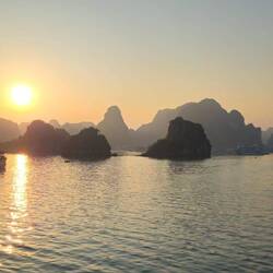 Die Sonne geht auf über der Halongbucht
