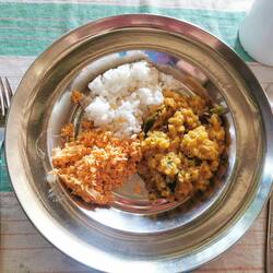 Frühstück (Reis, Dal, Chilisambal)