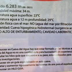 Das Schild ist veraltet. Stand Oktober 2022 sind mittlerweile 6956 Meter erforscht.