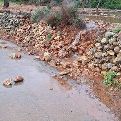 Überall auf den Feldern und Straßen steht das Wasser