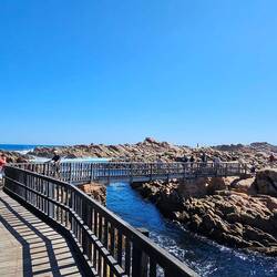 Nice path allowing a safe way to get on the rocks