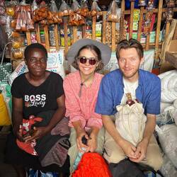 Ganz schnuckelig auf einem kleinen Bänkchen