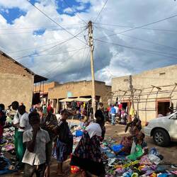Bevor man auf den Essensmarkt kommt, passiert man immer erst die Schuhverkäuferinnen