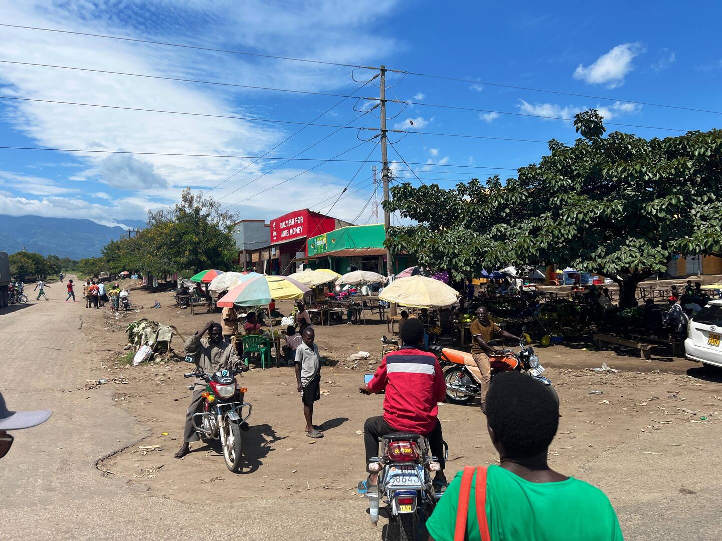 In Kiburara warten wir auf ein Taxi Richtung Kasese.