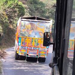 Ich liebe die bunten Rückseiten der LKWs!