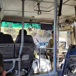 Der dezente Sprung in der Scheibe scheint ihn nicht zu stören