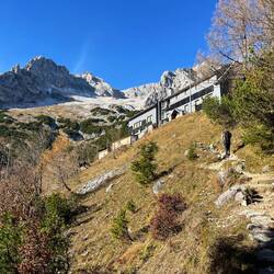 Am Prielschutzhaus angekommen, nehmen..