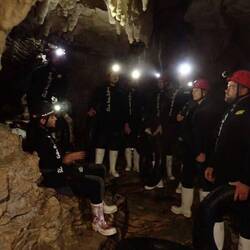 Kurzes Briefing und Maori-Gebet vom Guide in der Höhle und schicke Stalagtiten oben an der Decke