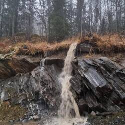 Kein Wasserfall, Regenwasser das vom Berg abfließt