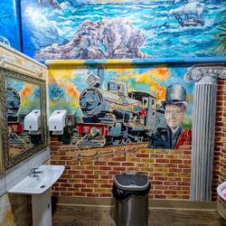 Der Zug mit Volldampf auf der Herrentoilette