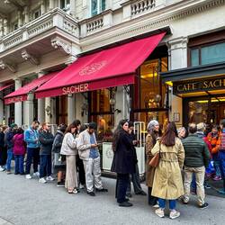 Nope ... not going to wait in line at a coffee shop ... no matter how famous it is — Vienna, Austria
