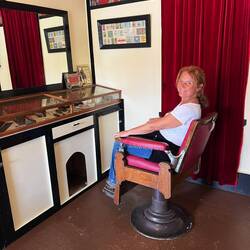 Anette beim Friseur im 19. Jahrhundert