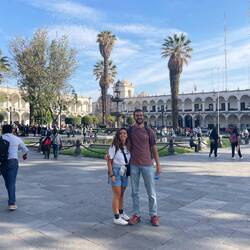 Relaxing cup of café con leche en Plaza de Armas