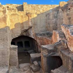 ..Grab- und Opfernischen finden.