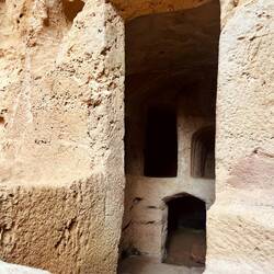 Zudem finden sich viele unterirdische Gänge..