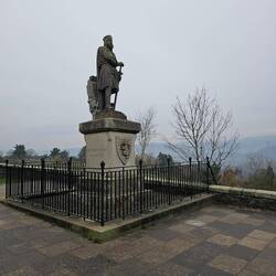 Héros national, Robert the Bruce trône sur la place du chateau, au loin Wallace tower dans la brume