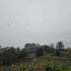 Migration des grues, le château dominant, les pierres tombales moussues