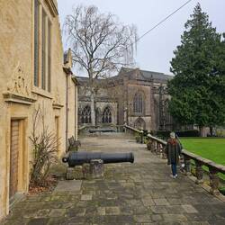 Flore et son deerstalker devant les canons de l'ancien hôpital ébahis