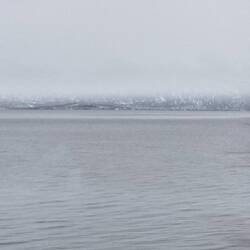 Ruhig und weiterhin eisig grau ruht der See