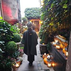 Flore sur la piste d'une pepite dans le quartier médiéval