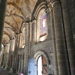 Très ancienne, servant aussi de pouponnière royale où les benedictins instruisaient les futurs rois