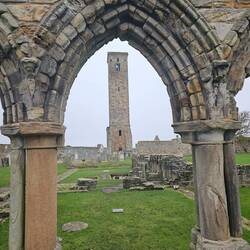 Vue sur l'église fortifiée de St Rule édifiée en 1123 depuis le cloitre