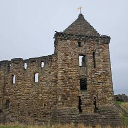 Château épiscopal en ruines, détruit par les français en 1547...