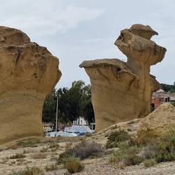 An den Autos erkennt man die Dimensionen.