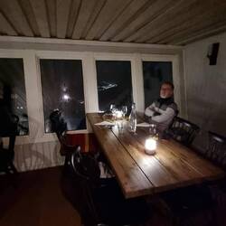 Durchaus romantisch, fehlen nur noch diese scheuen Polarlichter, die sich vor uns verstecken...