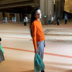 Amélie porte ses chaussures dans un sac