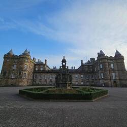Qui relie le château au palais de Hollyrood (toujours résidence royale)