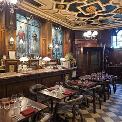 Cafe Royal à la déco nettement plus chic que nos pubs habituels !