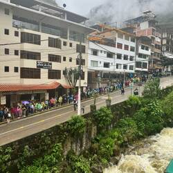 La fila per prendere il bus per il Machu Picchu 👙🌂