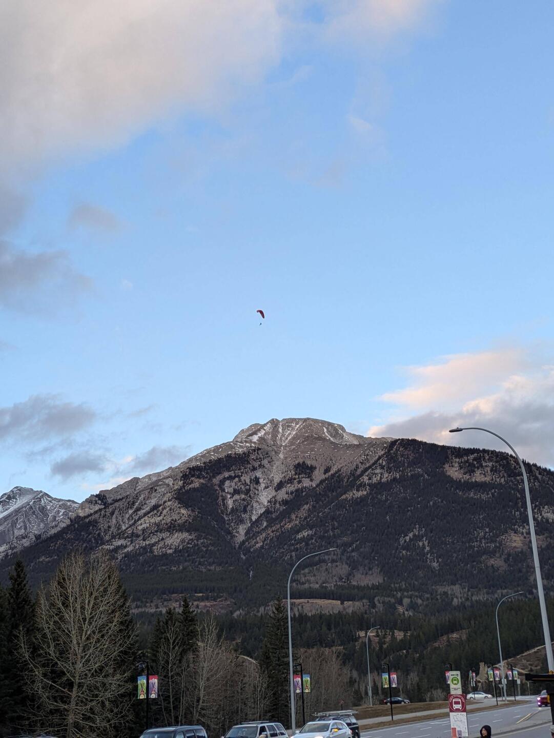 Paragleiter über Canmore