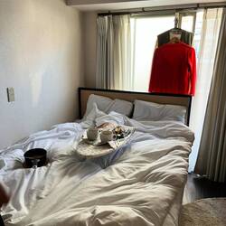 Unser Mini-Zimmer: Frühstück auf dem Bügelbrett im Bett