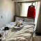 Unser Mini-Zimmer: Frühstück auf dem Bügelbrett im Bett