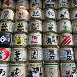 Sake-Fässer. Sake ist ein Reiswein/schnaps. Schmeckt uns gar nicht