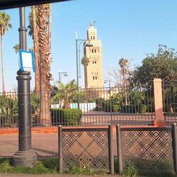 Der hohe Turm der Moschee in Marrakesch