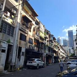 Zwischen den Bonzen-Häusern sieht es so aus