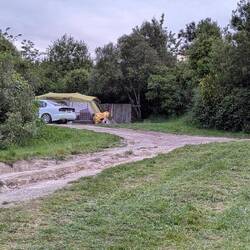 Manche Gäste bringen ihr Sofa mit zum Campen.