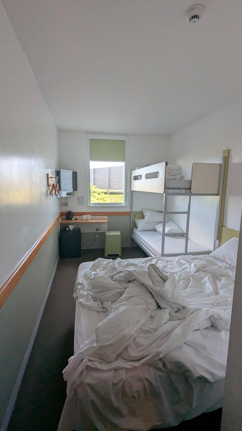 Nicht sehr viel Platz für 3 Personen, Kinderwagen und Gepäck.