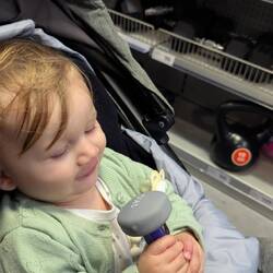 Jule beim Hanteltraining im Warehouse