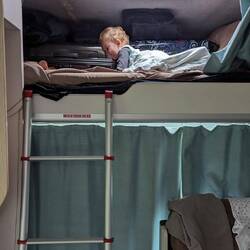 Jule erkundet ihren Schlafplatz, der sich mit einen Netz sichern lässt.