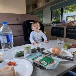 Jule kann ihren Kindersitz auch als Hochstuhl verwenden.