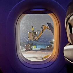 Einmal bitte undum und komplett Enteisen des Flugzeuges