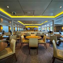 Lounge and briefing room on the upper deck — Rinda.