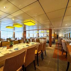 Open seating dining room on the middle deck — Rinda.