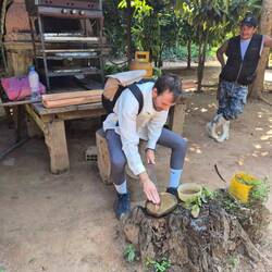 Bevor es in den Dachungel geht wurden erstmals die Macheten geschliffen