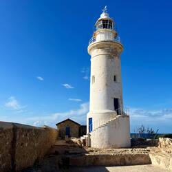 Am Areal befindet sich auch der alte Leuchtturm von Paphos und..